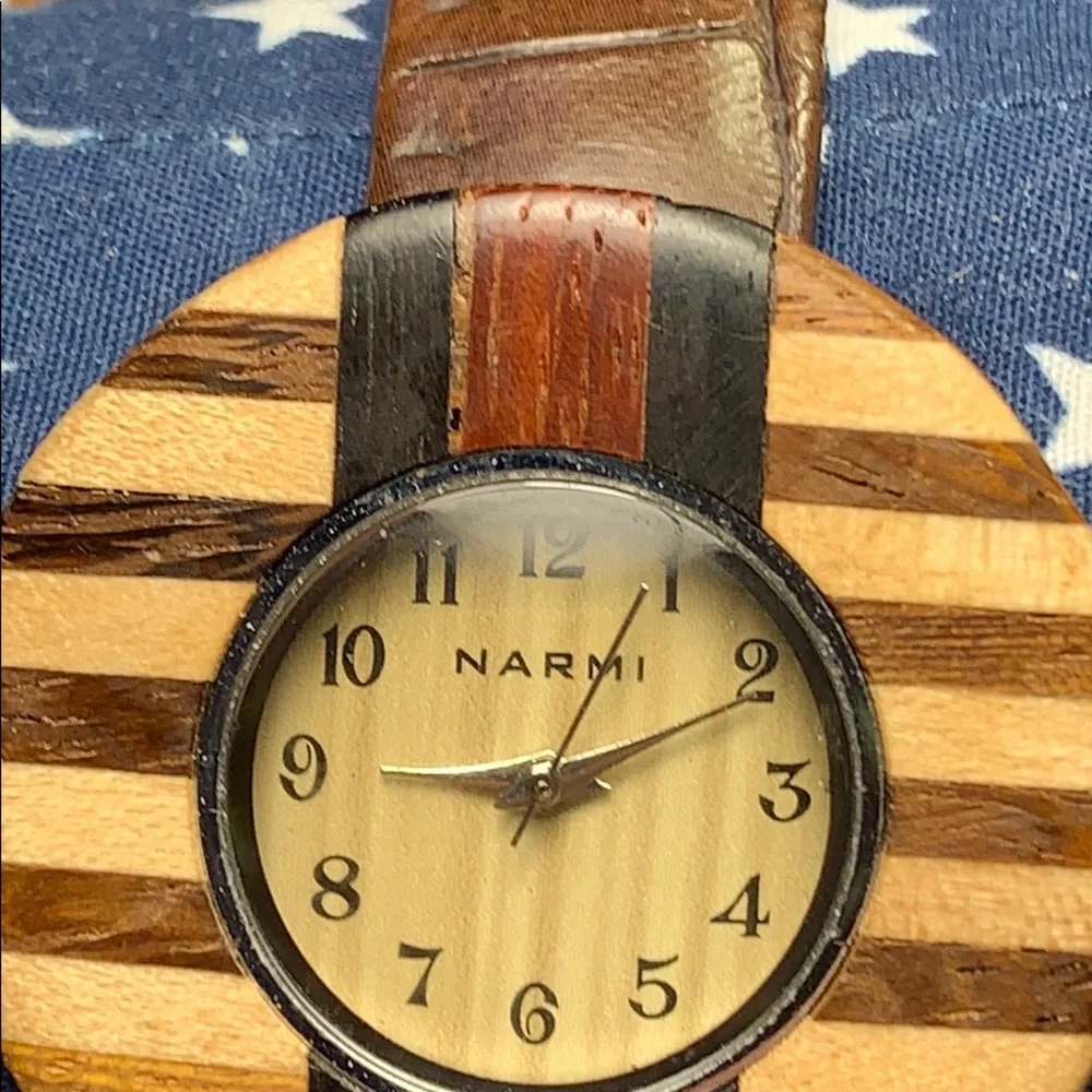 Narmi wood inlay bracelet watch crocodile patern
